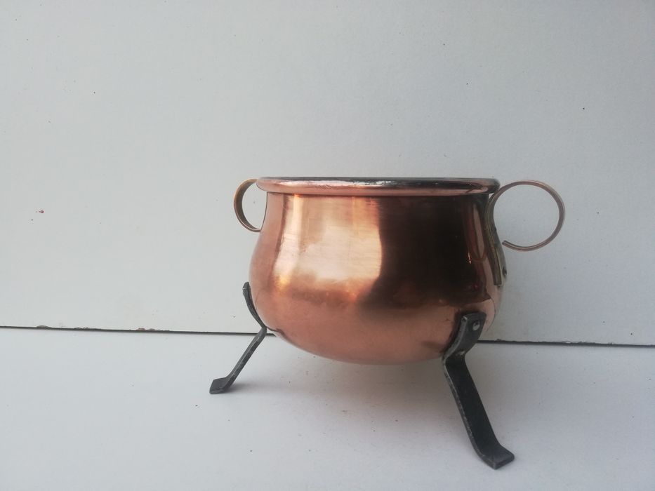 21. Doniczka Pojemnik na nóżkach miedziany