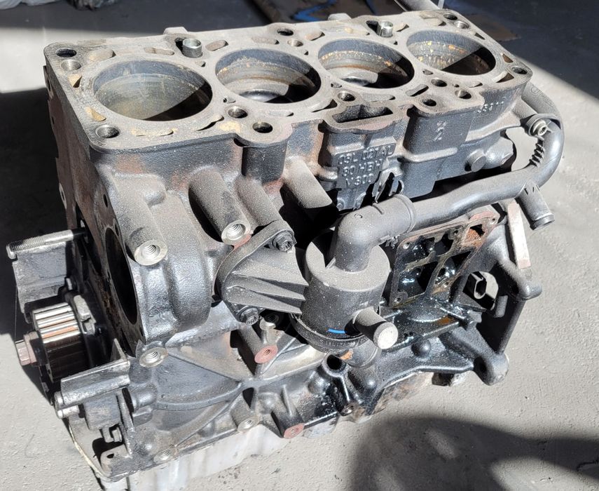 Blok silnika wał tłoki 1.6 TDI CAY 03L.021.AL  kompletny dół