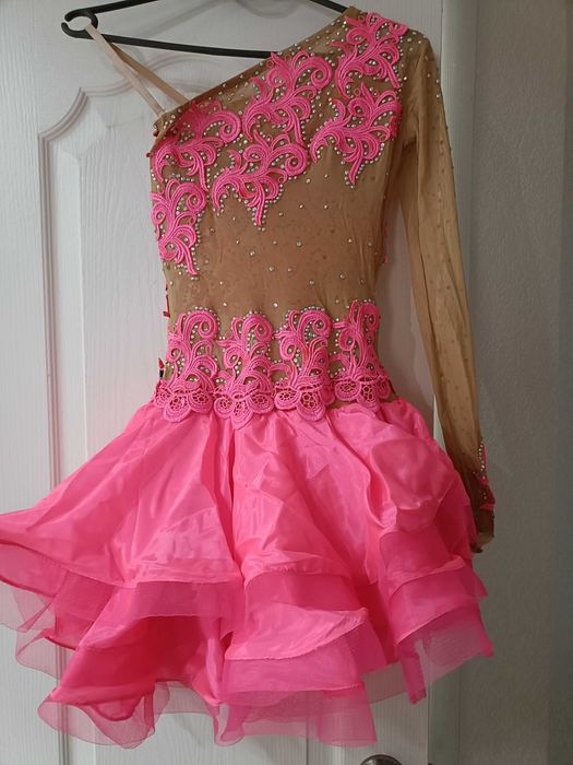 Розпродаж бальних суконь