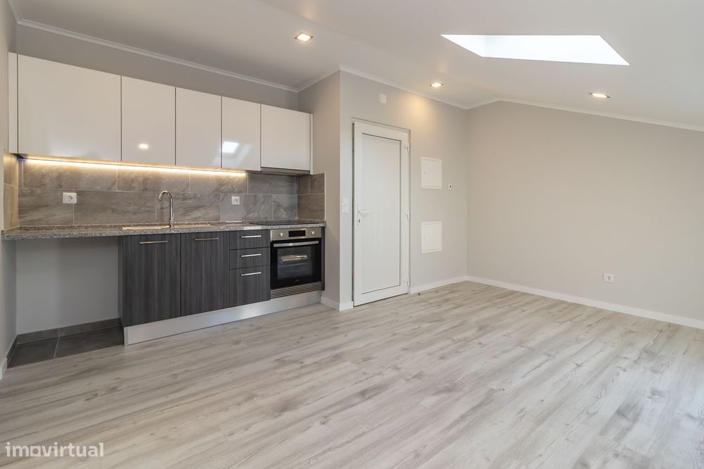 Arrendo Apartamento T1 remodelado- Casal do Marco, P. Pires – 650 Eur