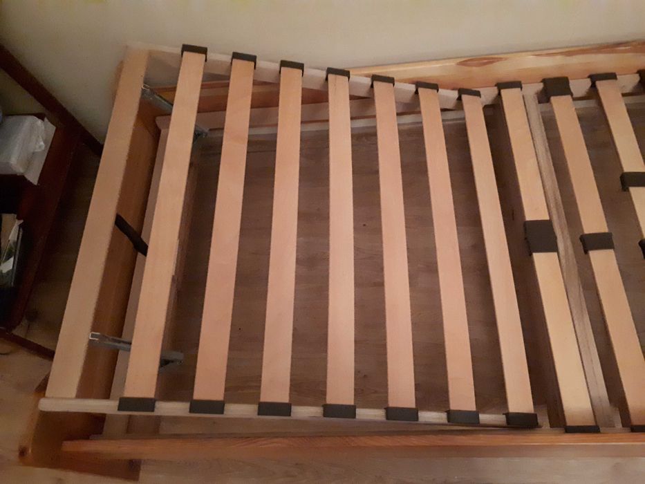 łóżko drewniane pojedyncze z podnoszonymi elementami