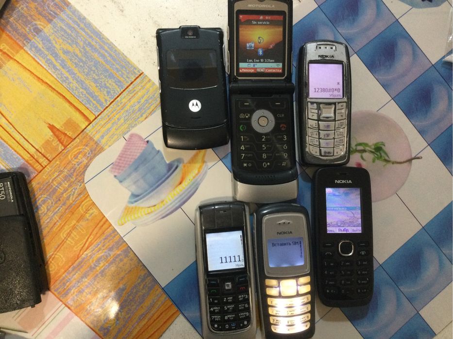 Лот кнопочные телефоны на запчасти.
