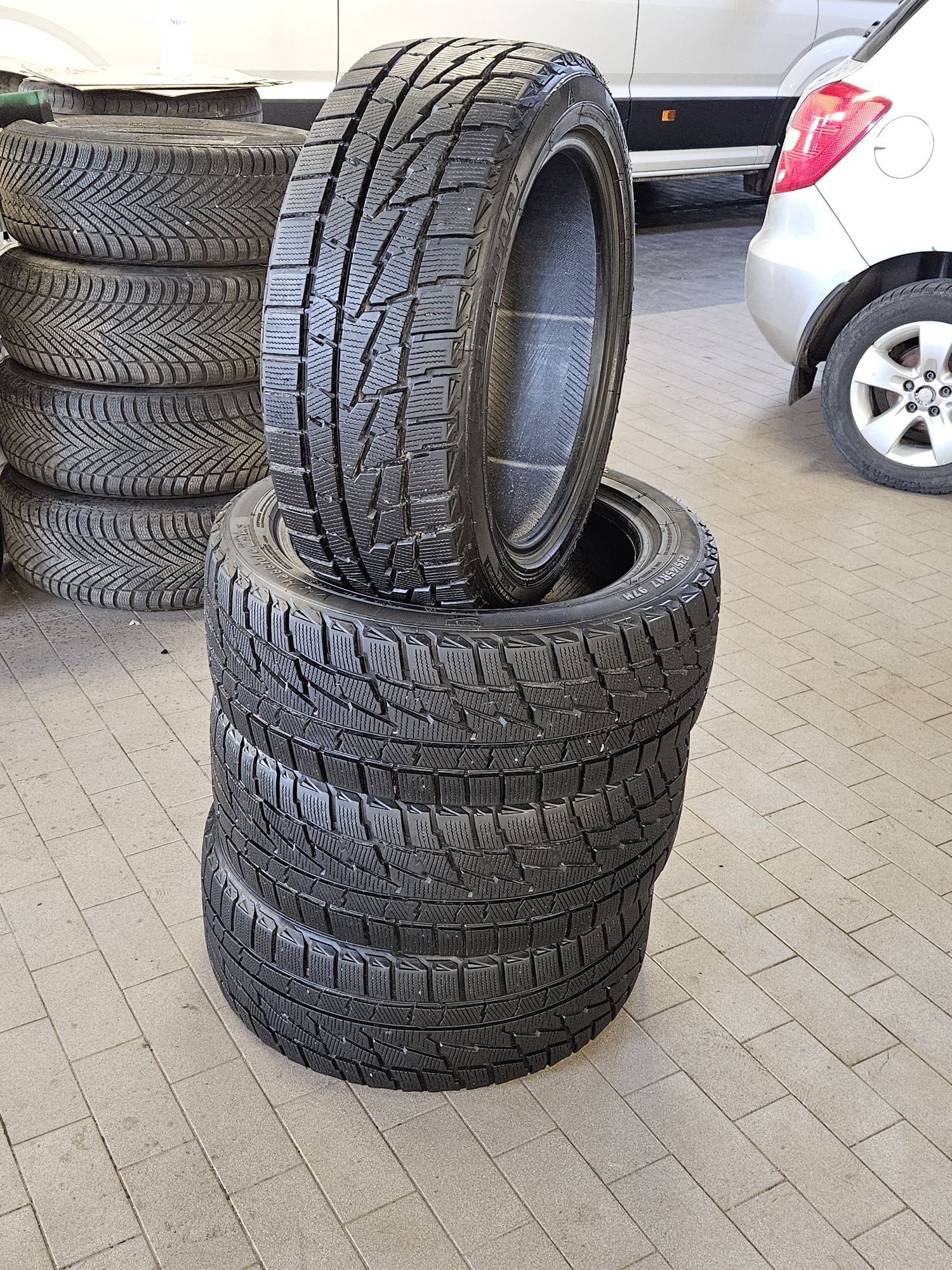 Зимова гума Premiorri ViaMaggiore , 235/45/R17