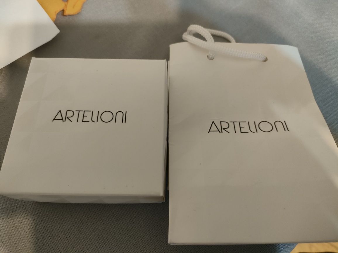 Sprzedam pudełko na biżuterię firmy Artelioni białe z torebką