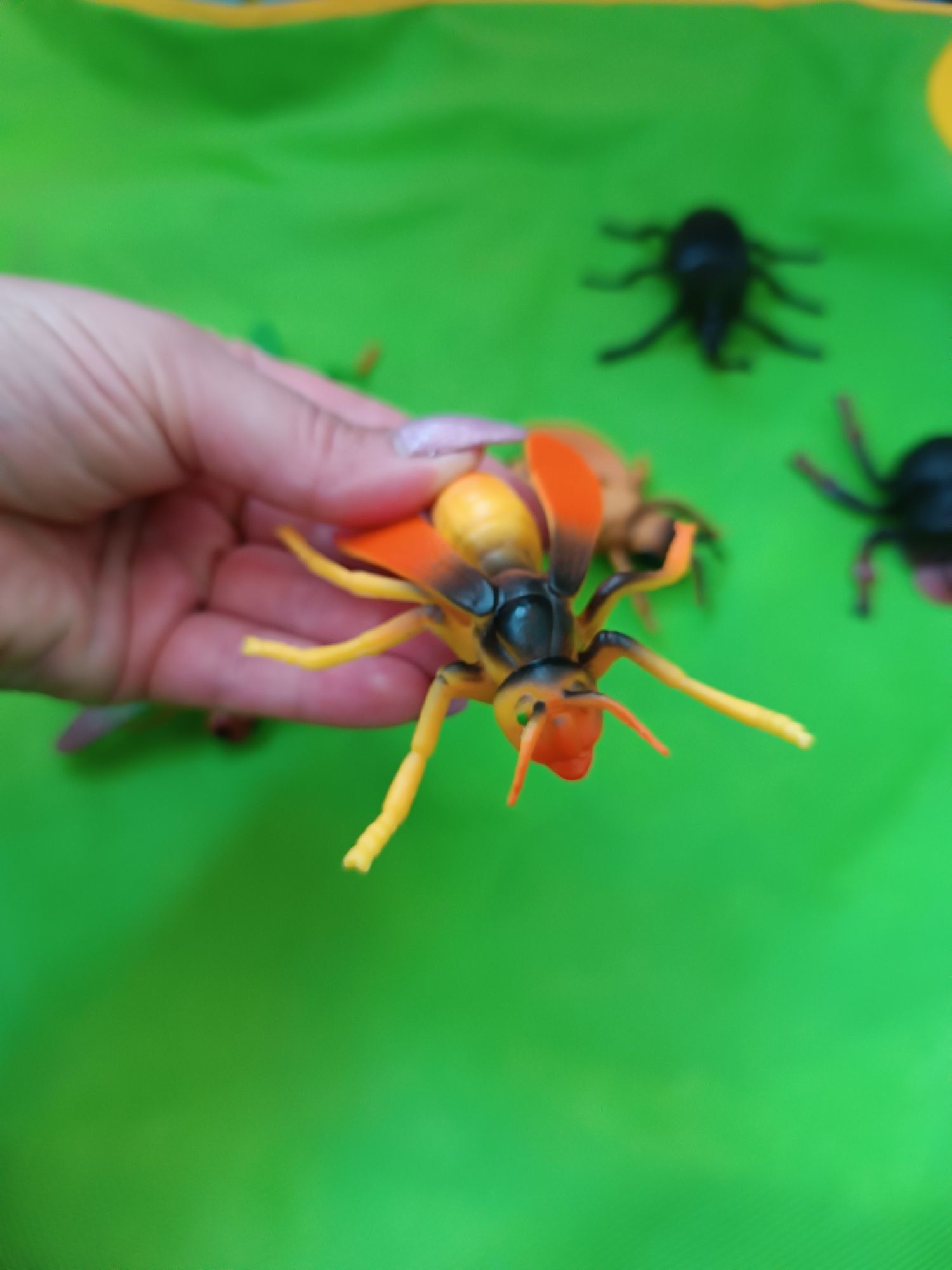 Дитячі іграшки, фігурки комах