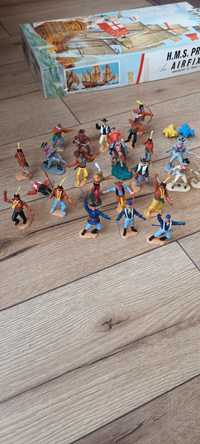 Plastikowe figurki indian,  kowboje
