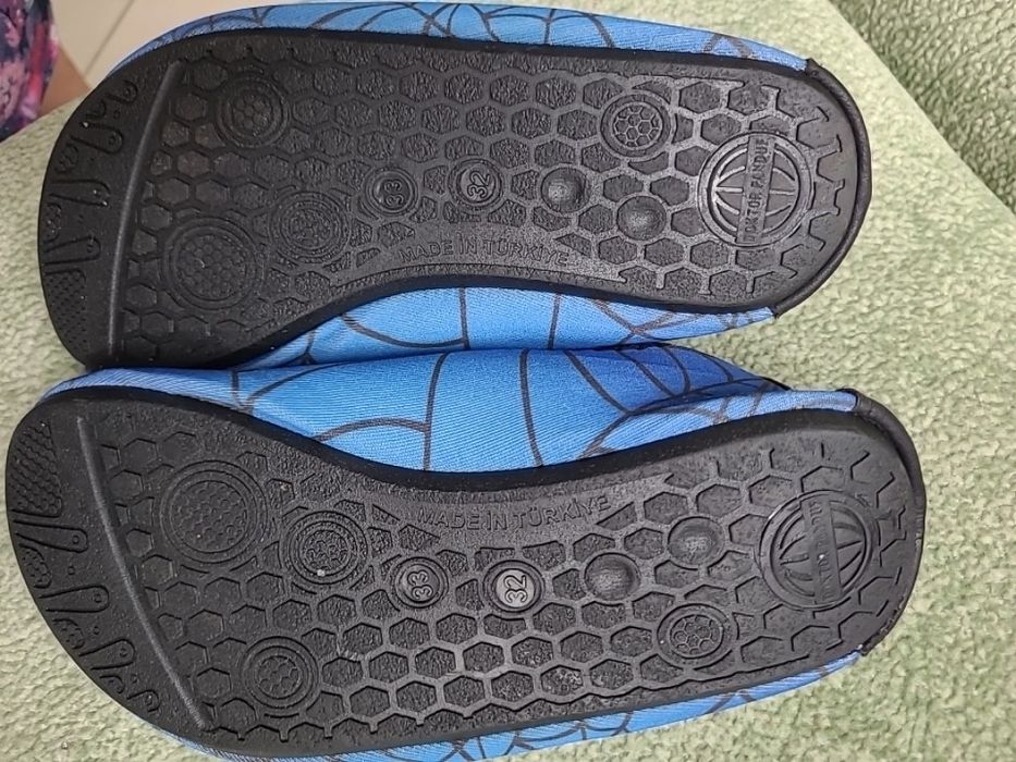 Аквашузи, коралки, розмір 32-33.
Устілка 20-20.5см.
Без дир, тріщин.
З