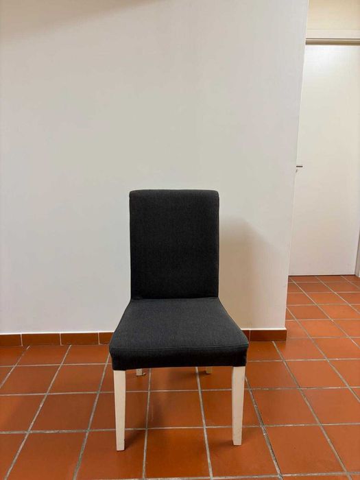 Cadeira Ikea Cinza c/ Pernas Brancas