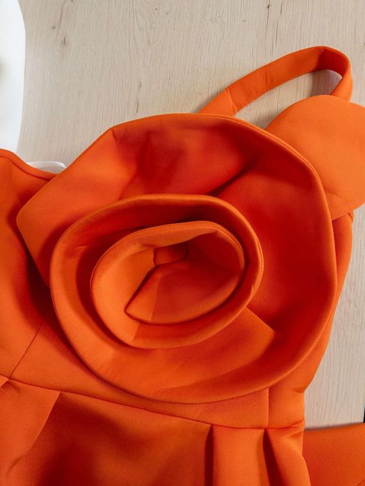 Pomarańczowa sukienka midi z dekoracyjną różą M dopasowana elegancka,