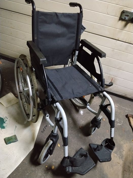 Wózek inwalidzki Breezy pełne koła lekki