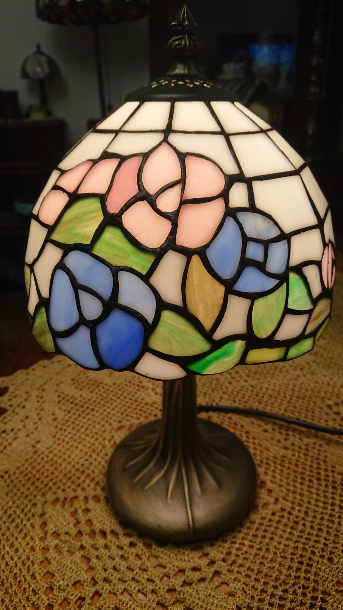 Lampa Tiffany , nocna stolikowa klosz z kwiatami
