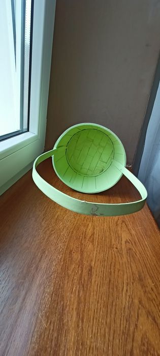 Koszyk zielony z długą rączką.