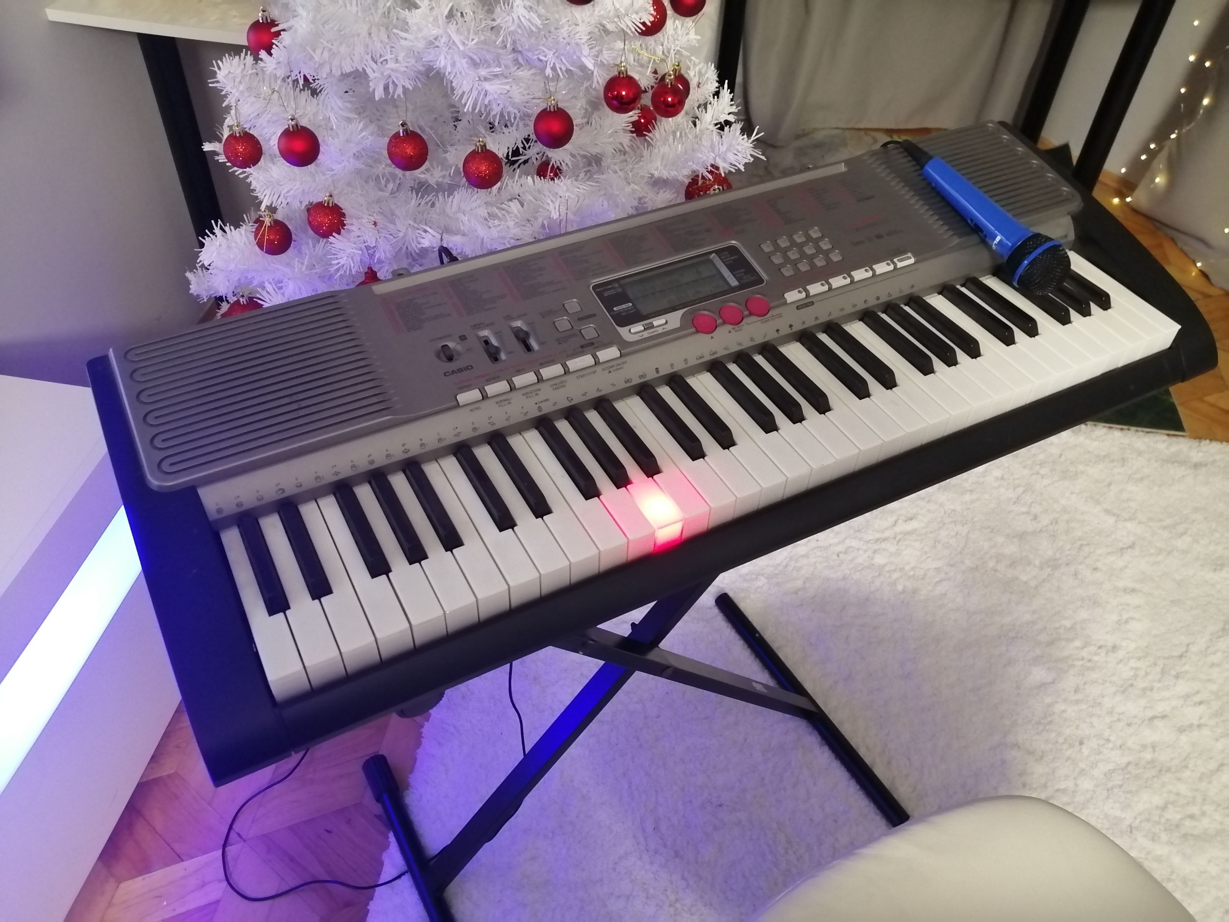 Keyboard Casio dynamiczna klawiatura, USB MIDI, mikrofon, statyw