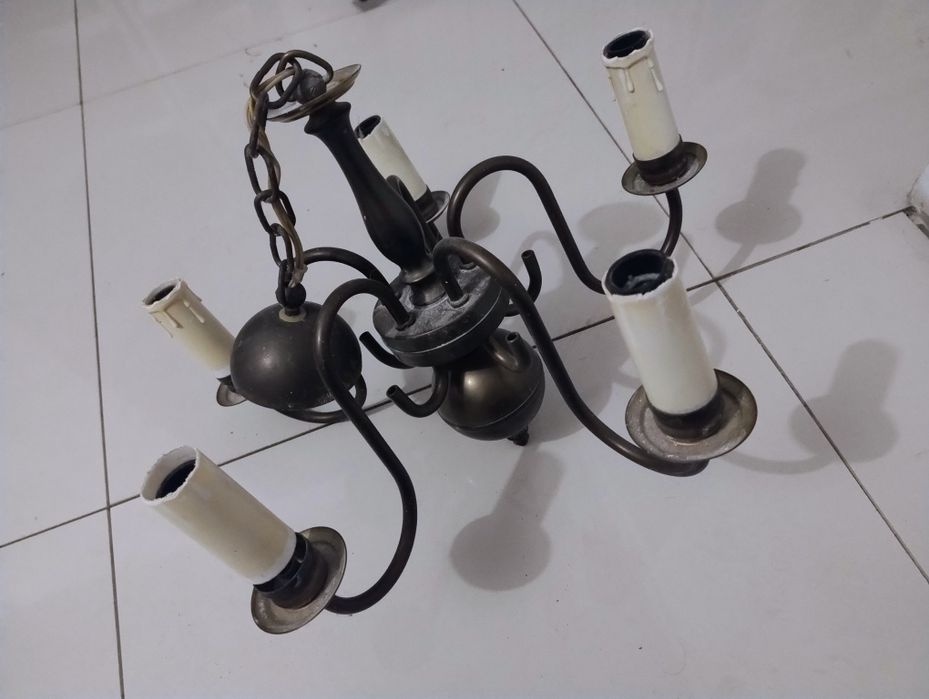 Stary żyrandol z mosiądzu