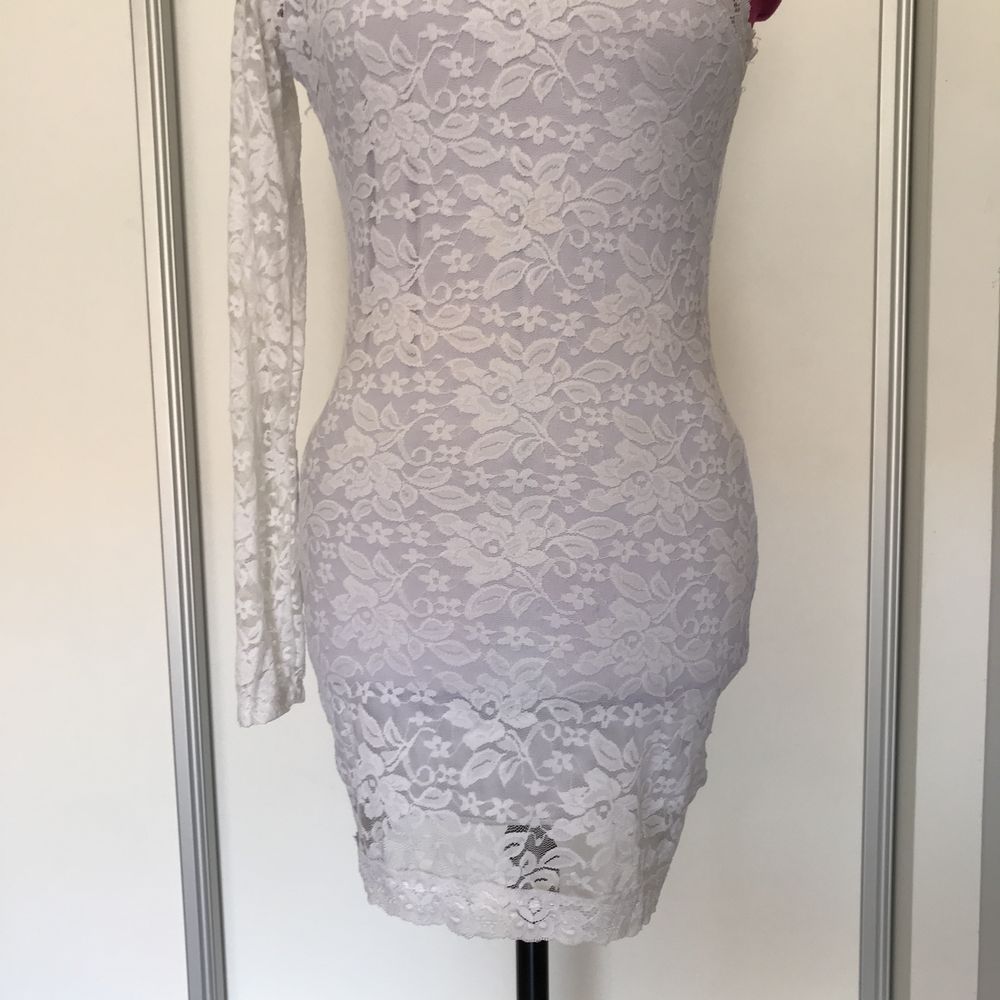 Vestido branco de renda justo ao corpo (38/M)