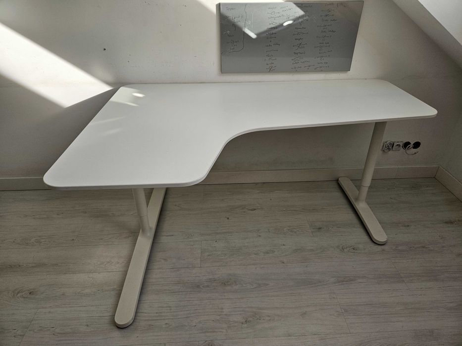 Biurko mlodzieżowe białe L Ikea Bekant