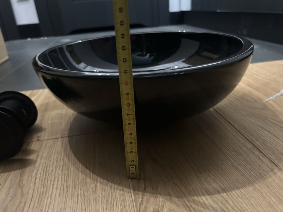 Czarna szklana umywalka po demontażu ; 30/12 cm