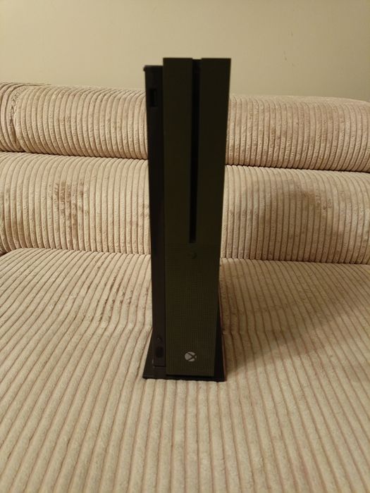 Xbox One S 1TB 2 pady gra