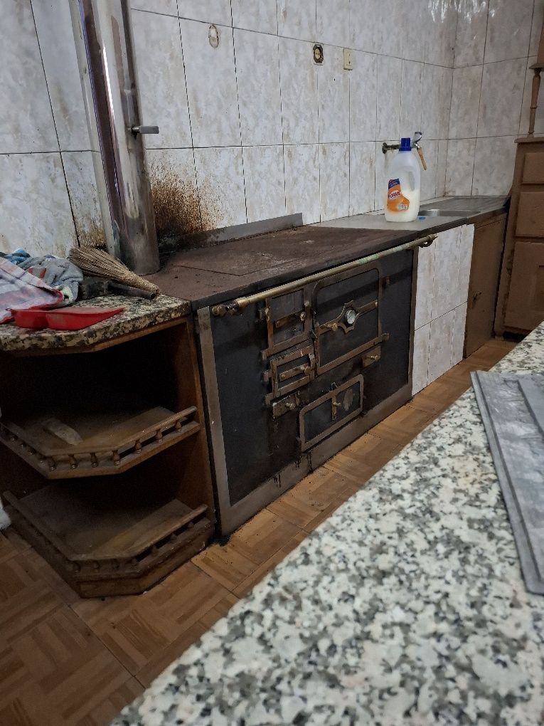 Moradia familiar, com café e loja comercial
