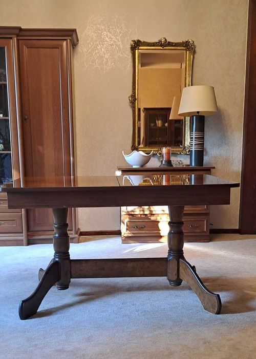 Stary stylowy stół do jadalni