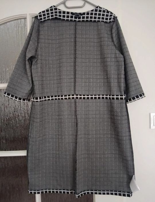 Sukienka  marki Esmara, charakteryzujący się czarno-białym wzorem w kr