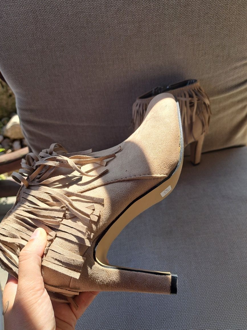 Buty beżowe na obcasie botki 36r