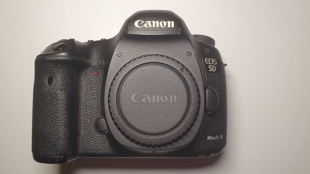 Lustrzanka Canon 5D Mark III + grip Newell - przebieg 105 tys.