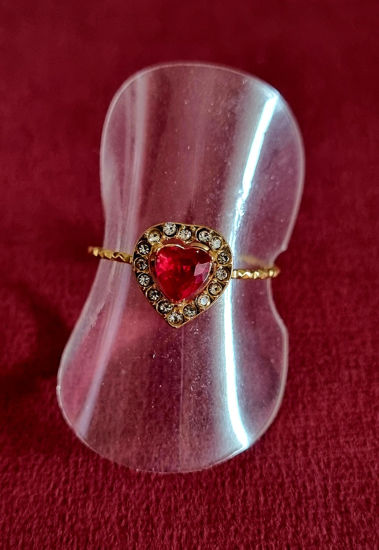 Anel dourado, em aço, coração vermelho rodeado de zirconias. Ajustável