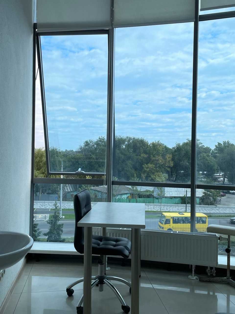 Оренда кабінету з панорамним видом наб. Перемоги поблизу Бартоломео
