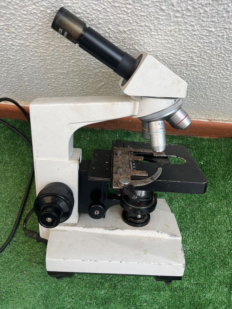Microscópio antigo