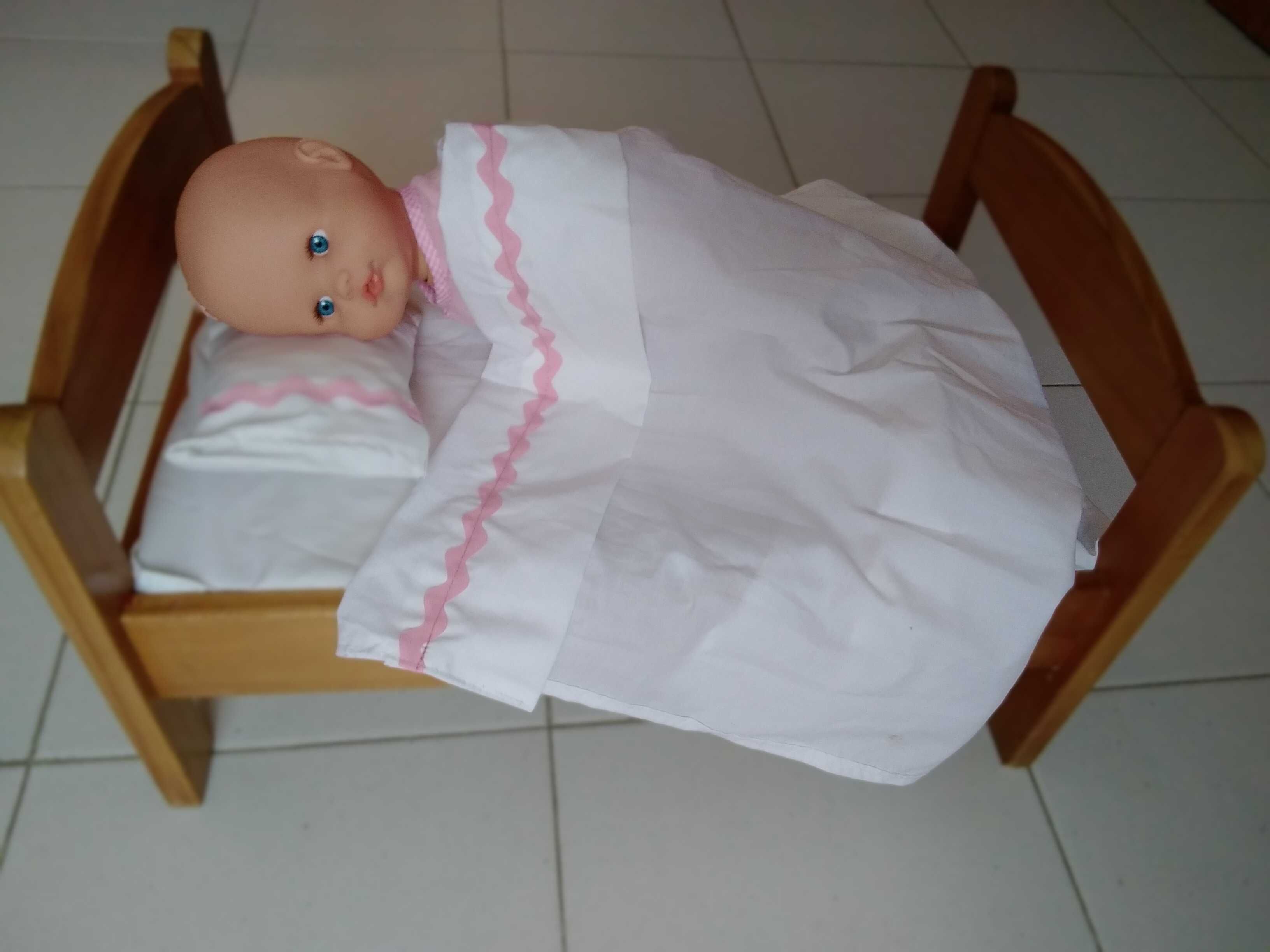 Cama madeira com bebé (almofada, colchão e lençóis)