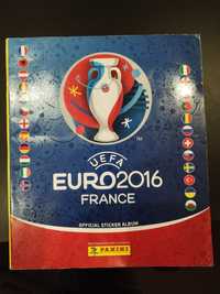 Caderneta Euro 2016 com 250 cromos colados.