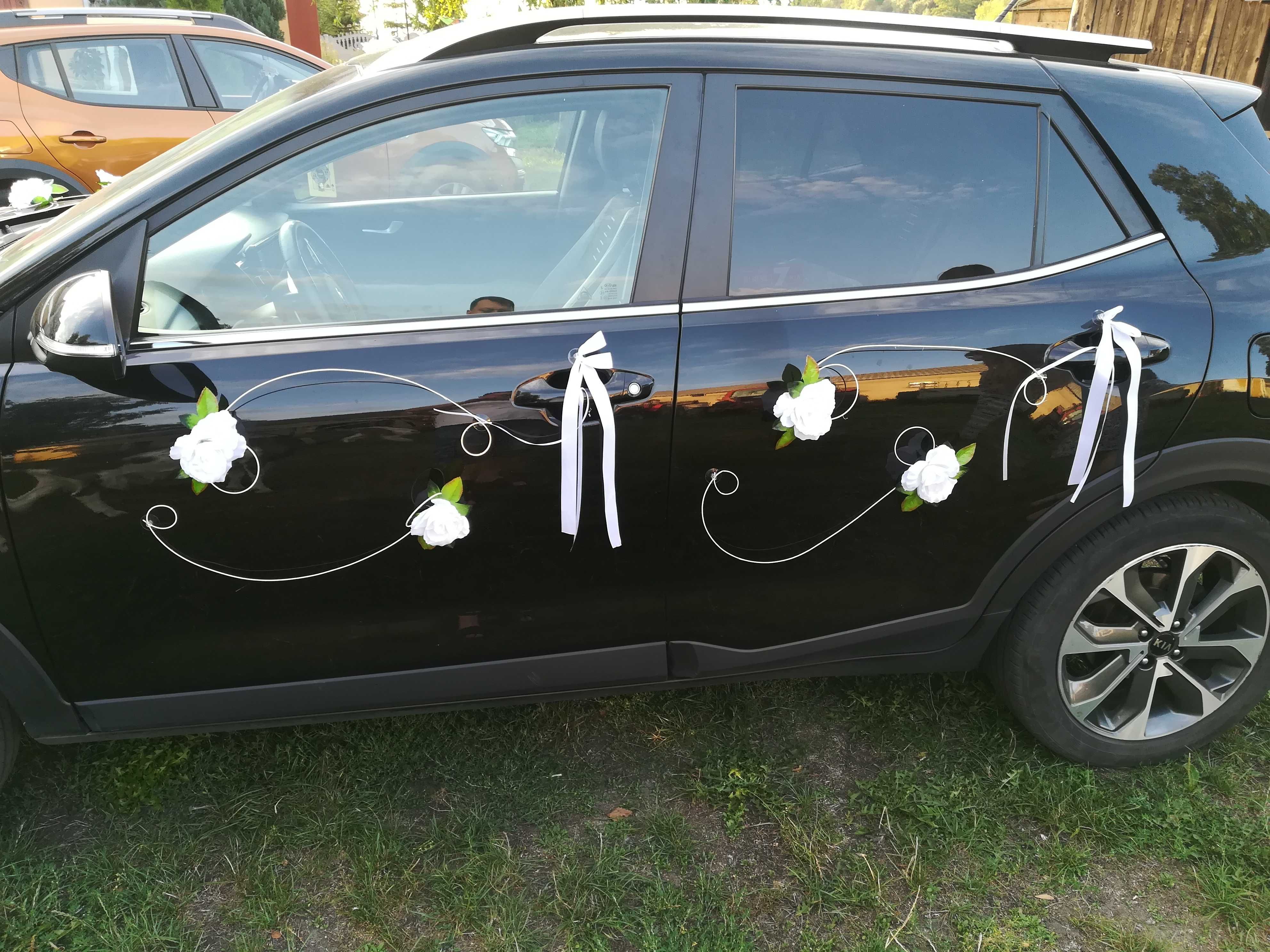 ślub wesele dekoracja samochodu weselnego kwiaty białe róże