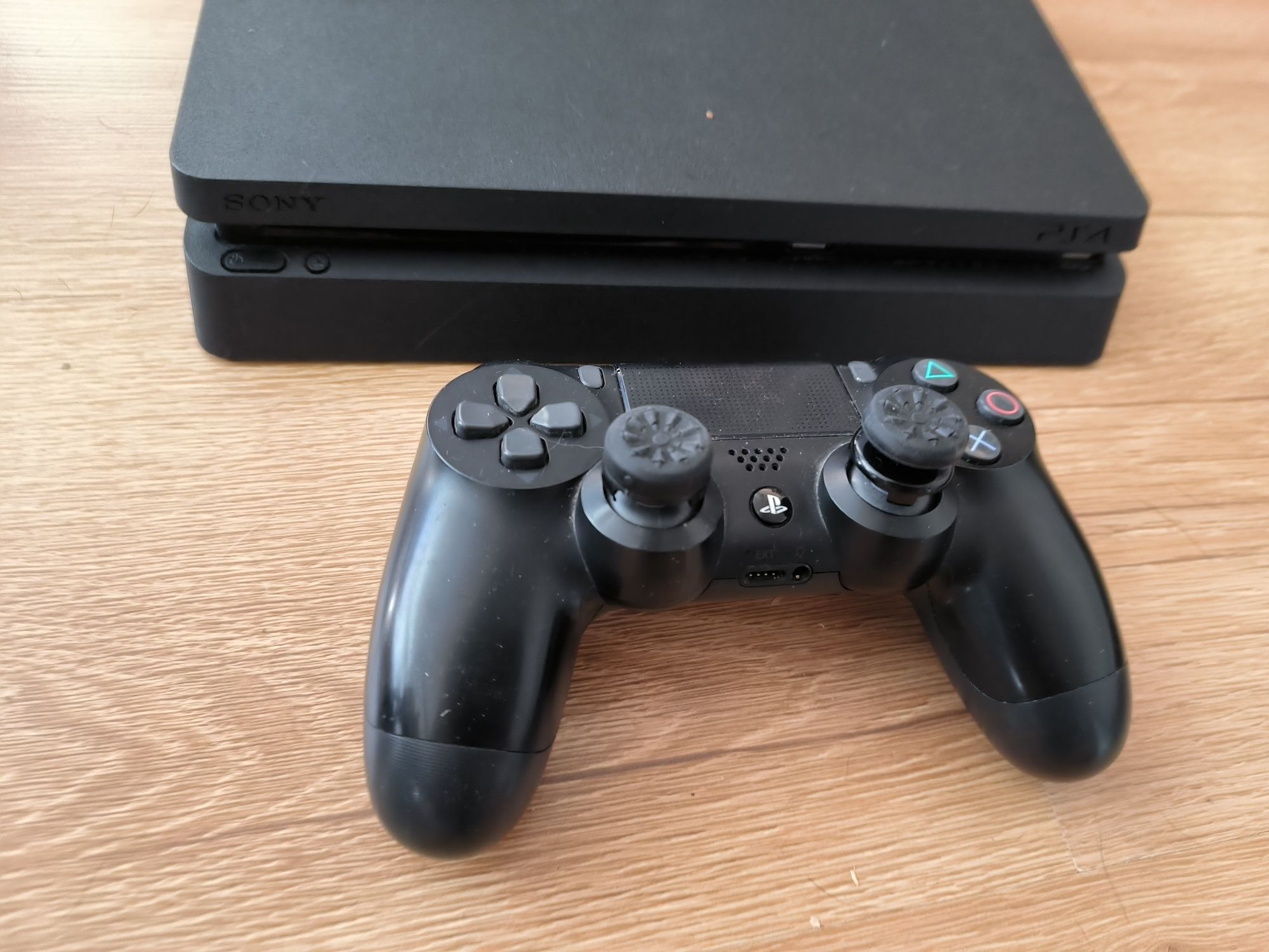 Ps4 slim + kontroler, kable i gry (stan bardzo dobry)