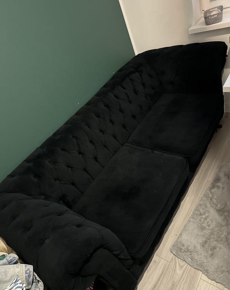 Czarna sofa Chesterfield