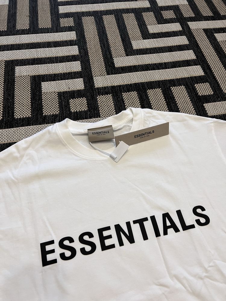 Футболка від essentials