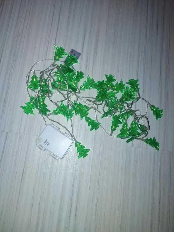 lampki świąteczne w kształcie choinek