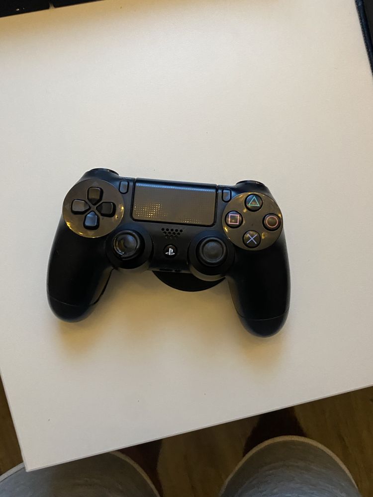 Witam mam do sprzedania  Playstation 4 z 2 padami i 15 grami