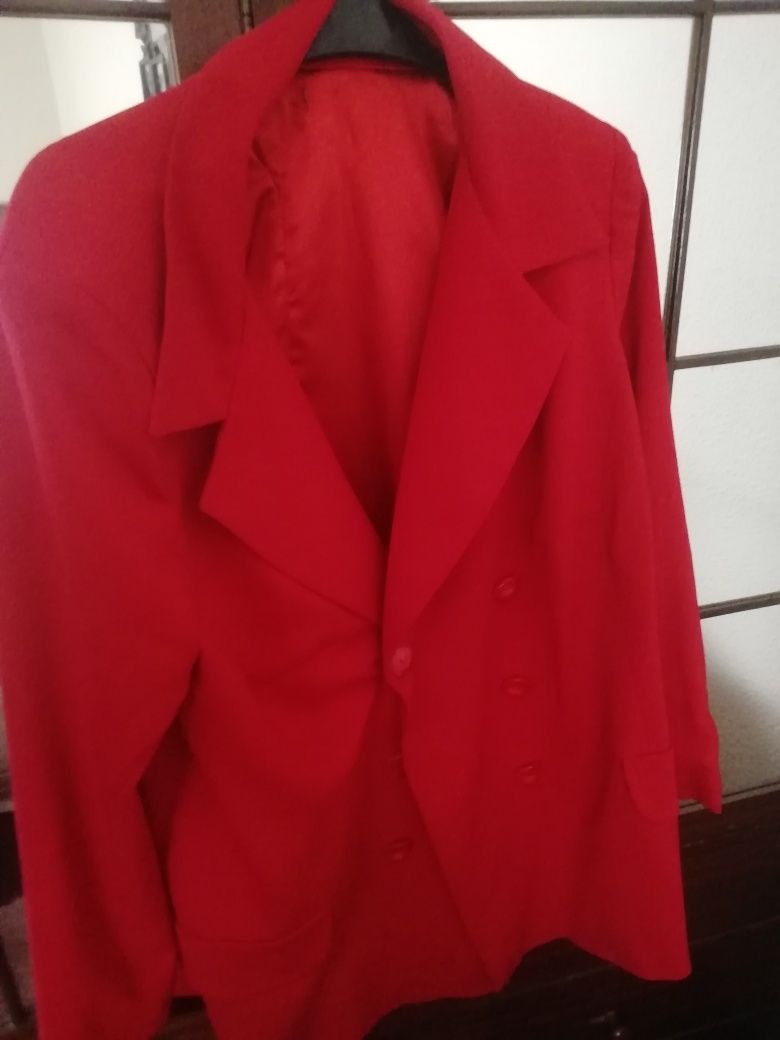 Casaco vermelho de andar com fato ou ganga