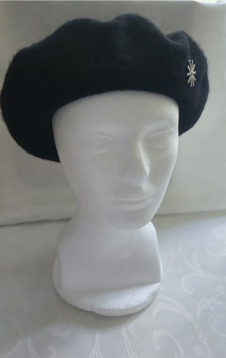 Eleganski Beret Damski z Ozdobnym Detalem – Idealny Dodatek