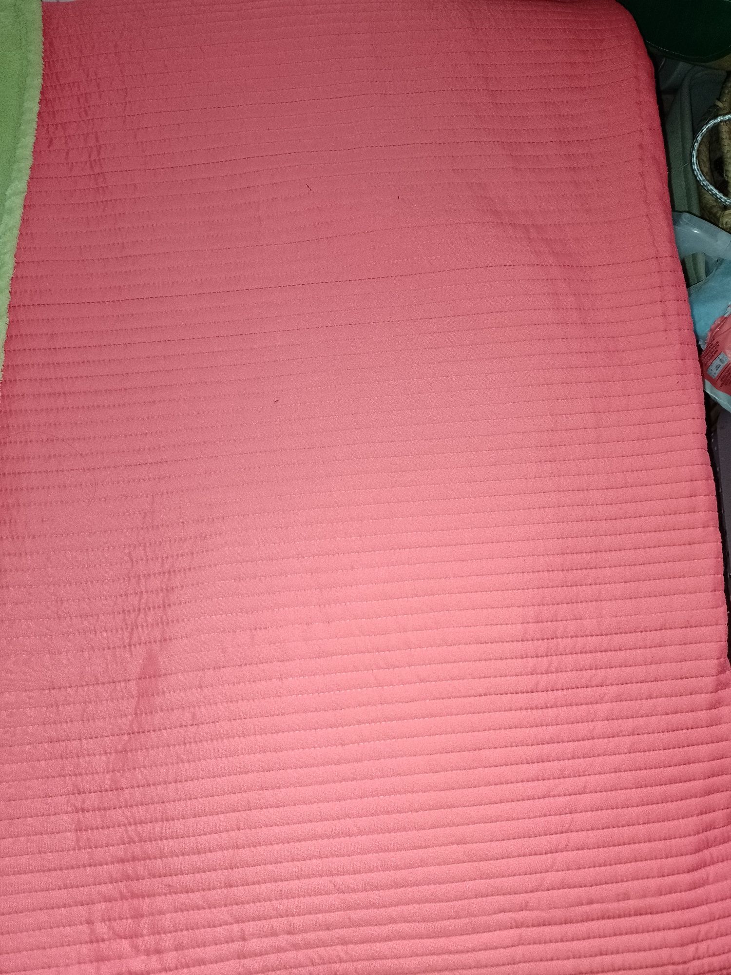 Koc , poduszka i narzuta na łóżko