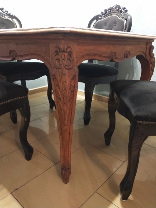 Krzesła i stary stół- styl Ludwikowski