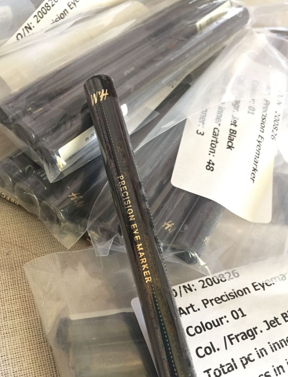 Czarny eyeliner H&M