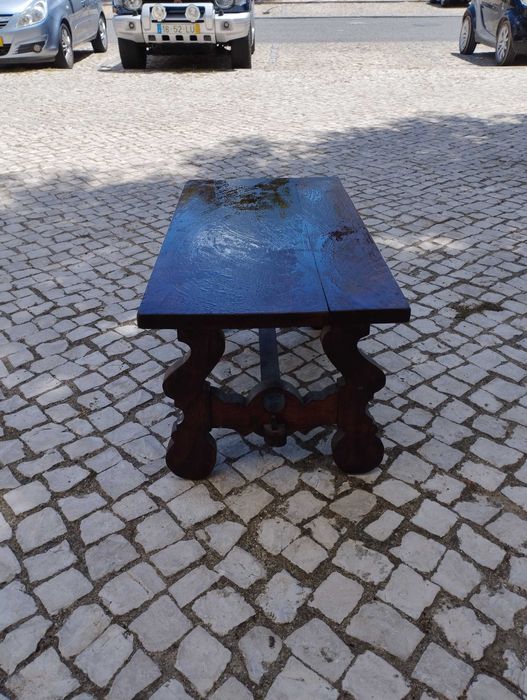 Mesa de sala muito antiga