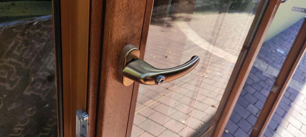 Drzwi tarasowe z drewna złoty dąb antywłamaniowe