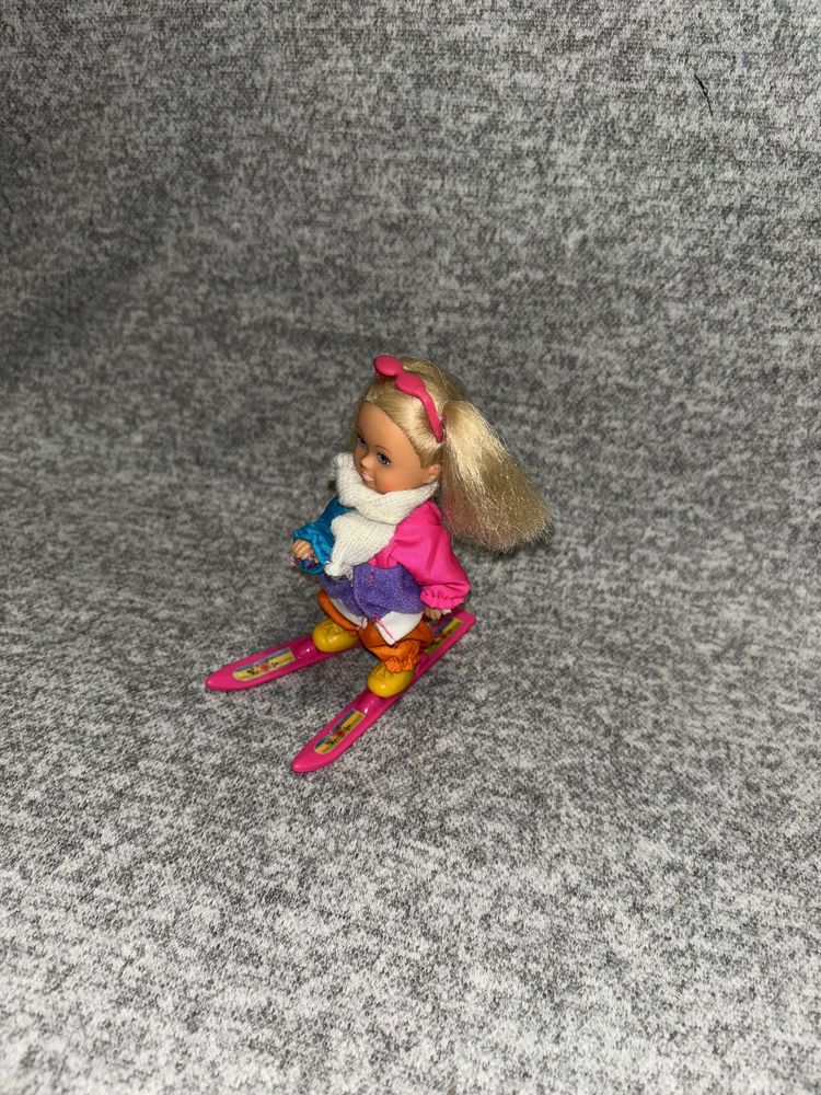 Маленькая кукла Еви на лыжах. Кукла лыжница
