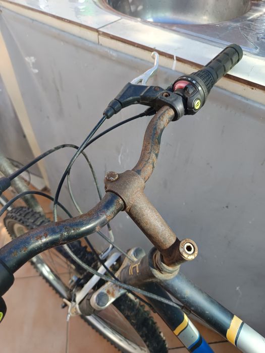 Dias bicicletas uma de passeio e outra de  desporto