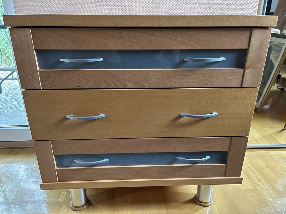Drewniana komoda z 3 szufladami