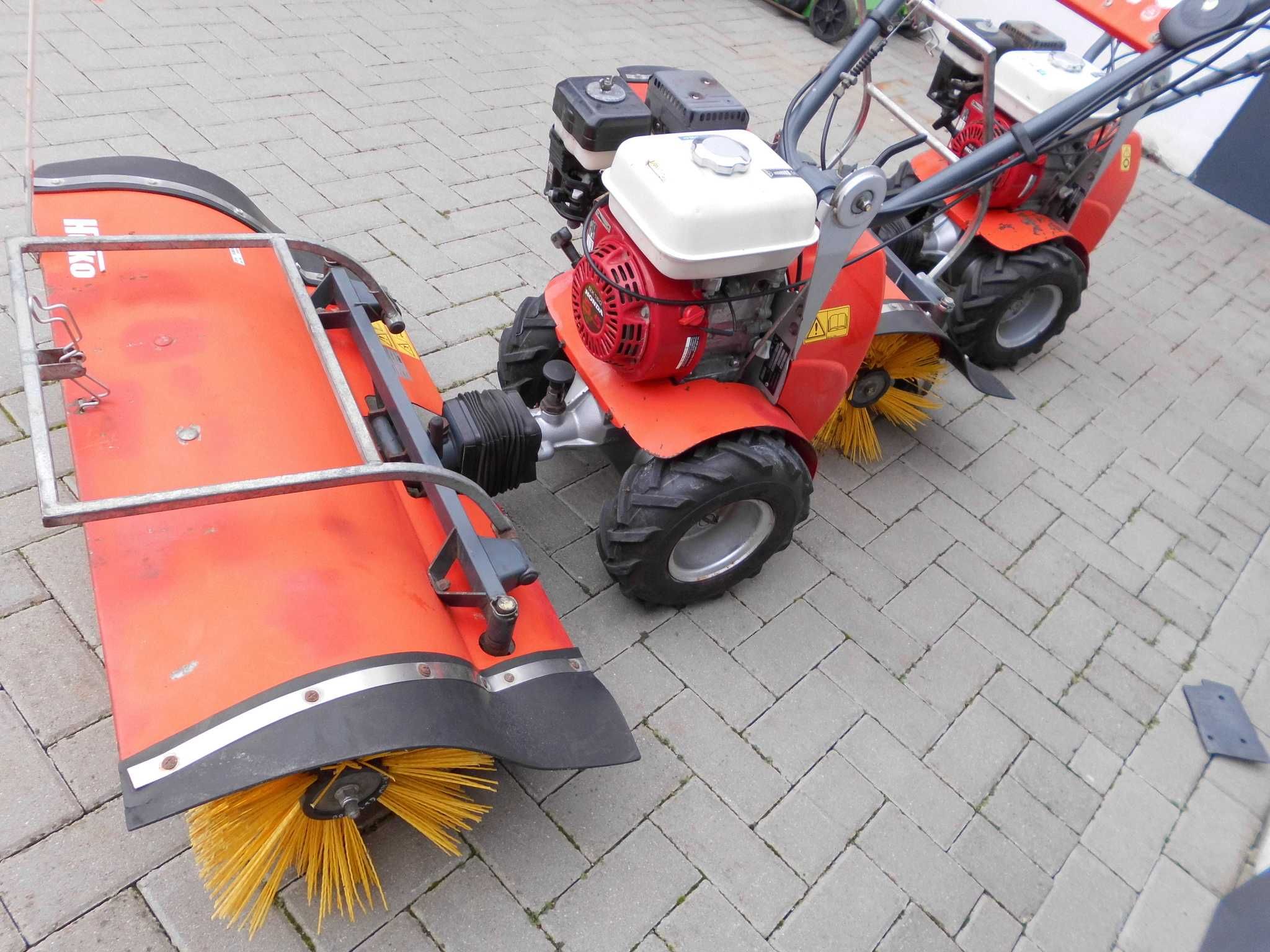 Profesjonalna zamiatarka spalinowa Hako  Honda  5,5 HP -100 cm