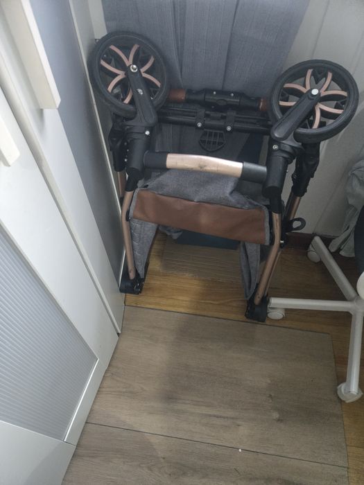 Carrinho com ovo e canguru novo